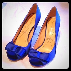 Pour La Victoire blue satin heals